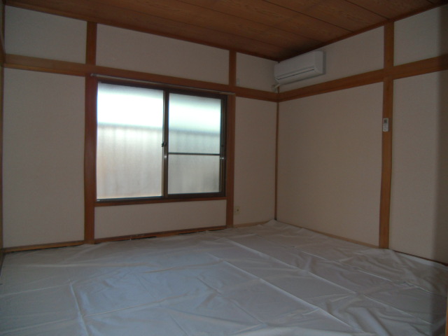 Living and room. Japanese-style room 8 tatami (balcony direction)