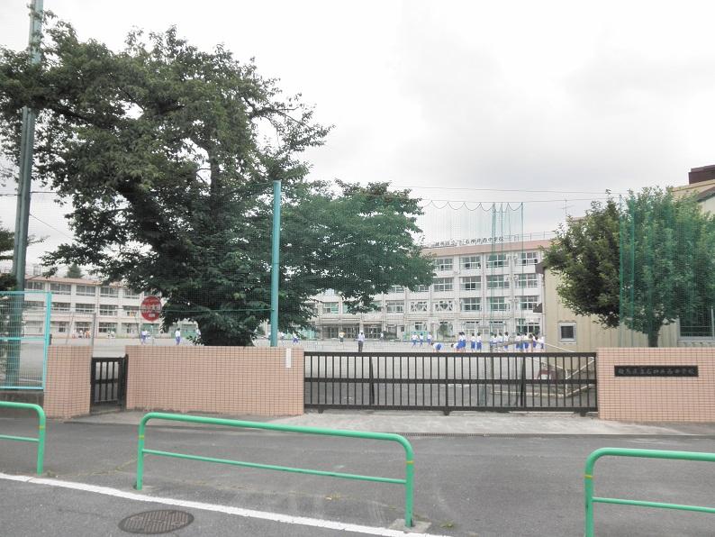 Junior high school. Shakujii the west close to the 400m walk about 5 minutes until junior high school. Next to Seki, Mie library.