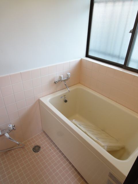 Bath. Ventilated the bathroom there is a window