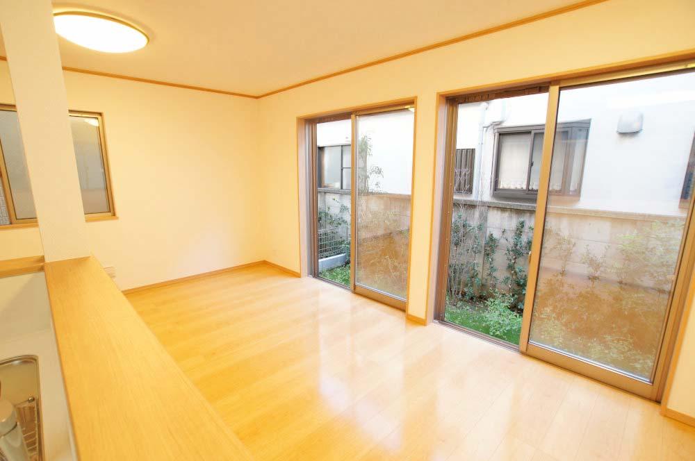 Living. Is a bright living room facing south-facing. 