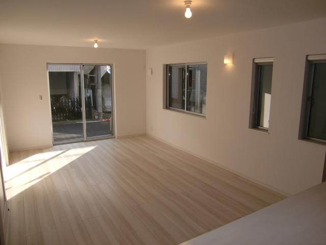Living. LDK is spacious 18 Pledge. It is bright because it is facing in the south road. (3 pm shooting)