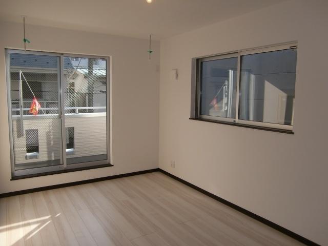 Non-living room. It is the west side of the Western-style. 