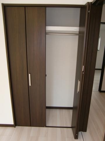 Receipt. The west side is a Western-style closet. There is also a depth. 