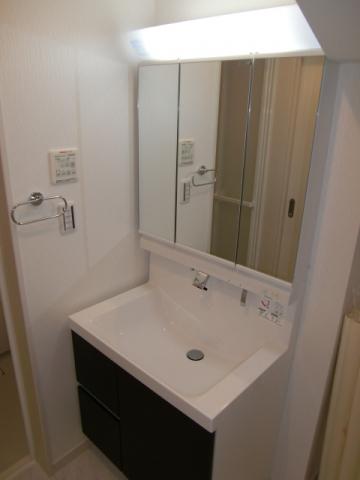 Wash basin, toilet. Shampoo is Dresser. It contains the popularity of three-sided mirror specification. 