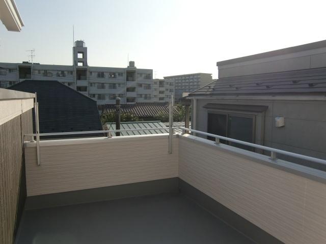 Other. Large Sky balcony. There is a very open feeling. Barbecue party is how or. 