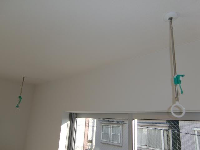 Non-living room. On the south side of the Western-style two are marked with hanging hanger hook. It should not be in the way so you can also remove. 