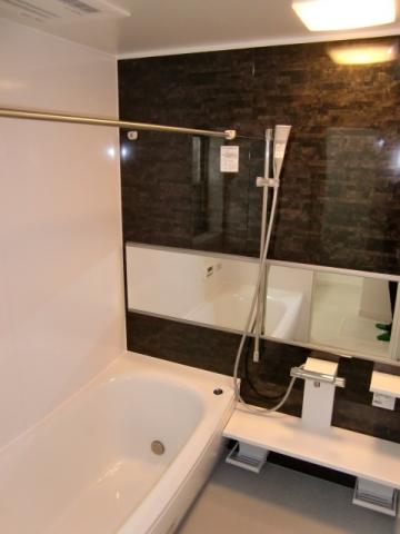 Bathroom. Bathroom Dryer ・ Wide mirror ・ It is a full-featured, such as stick the nozzle.