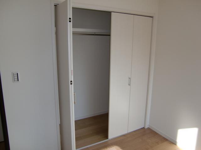 Receipt. The east side is a Western-style closet. Depth ・ There is no perfect both breadth.