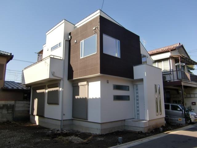 Local appearance photo. It is very stylish appearance. Garden and parking space it's very wide. 2:30 pm shooting.