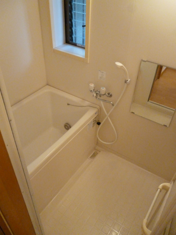 Bath. ☆ A clean bathroom