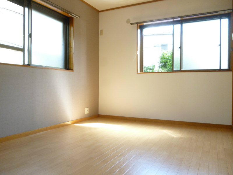 Other room space. ☆ North Western-style