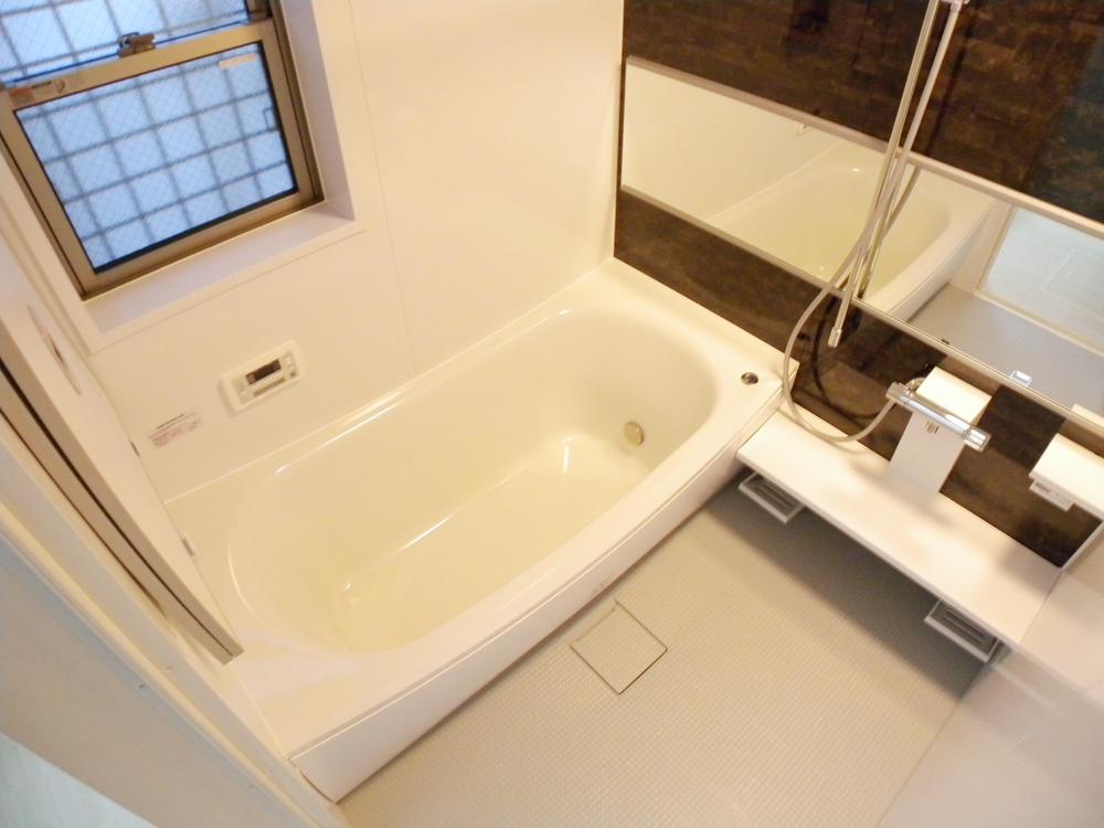 Bathroom. Magic bottle bathtub. Energy-saving water heaters [Eco Jaws] 