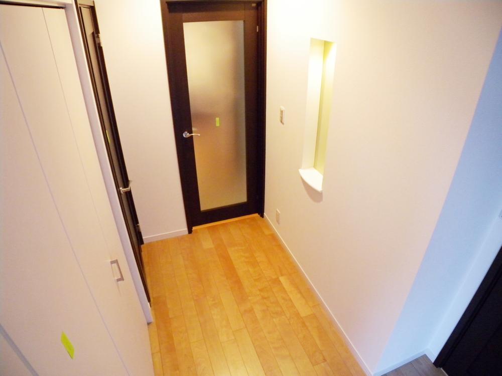 Entrance. Storage rich entrance hall