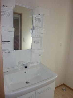 Wash basin, toilet. Building 2