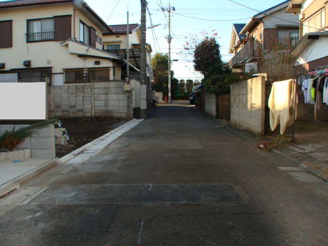 Local photos, including front road. A quiet residential area