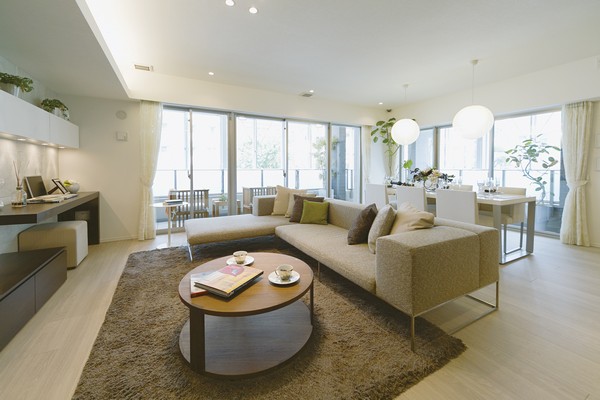 Top of south wide opening, Wrapped in L-shaped balcony, Two-sided lighting ・ Ventilation was realized, Open feeling full of living ・ dining