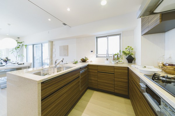 Kitchen with a window. Shaped counter type of child breadth of comfort and abundant storage is make me realize the ease of use