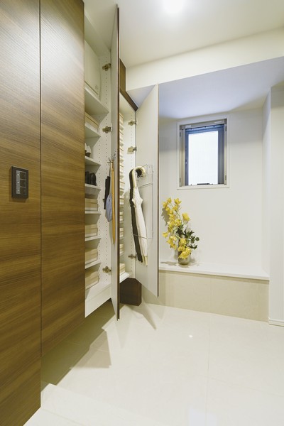 Graceful entrance around which arranged the housing to the clean space. Bright with excellent window breathable