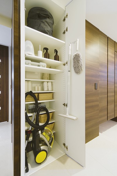 Directions to the model room (a word from the person in charge)