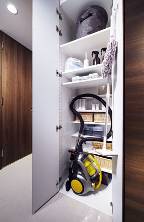 Receipt.  [Arrange shelf] It can be arranged freely according to the shape and use frequency of mono, Is a waste less easy-to-use Maeru compartment.