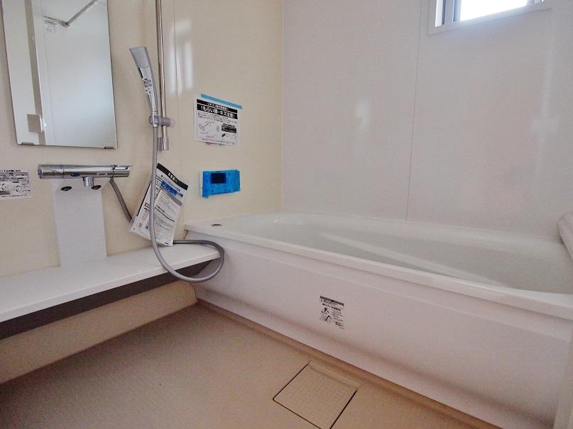 Bathroom. - Full of clean bathroom [1 Building] -