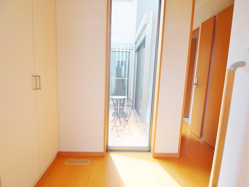 Entrance. - When you open the entrance door is lighting from the patio illuminate the entrance bright -