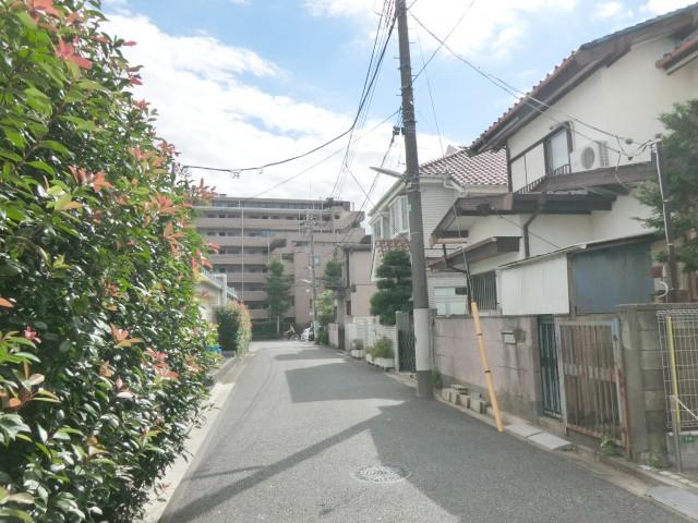 Local photos, including front road. Location