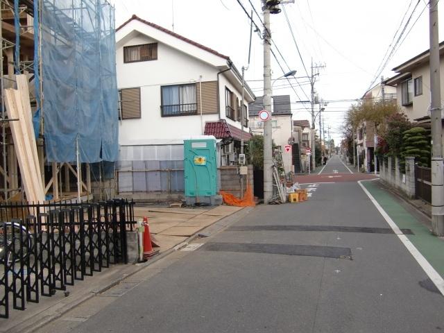 Local photos, including front road. Front road is widely, It is easy and out of the car from the parking lot.