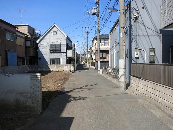 Local photos, including front road. Refreshing residential area