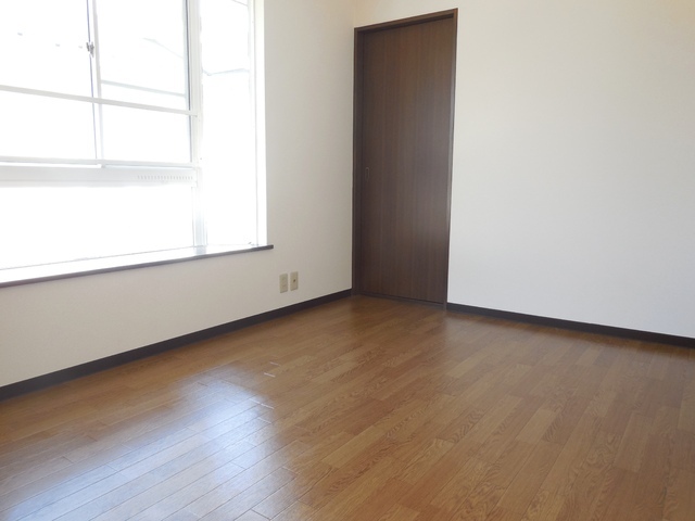 Other room space. It is Nimen lighting of the bedroom with a large bay window there.