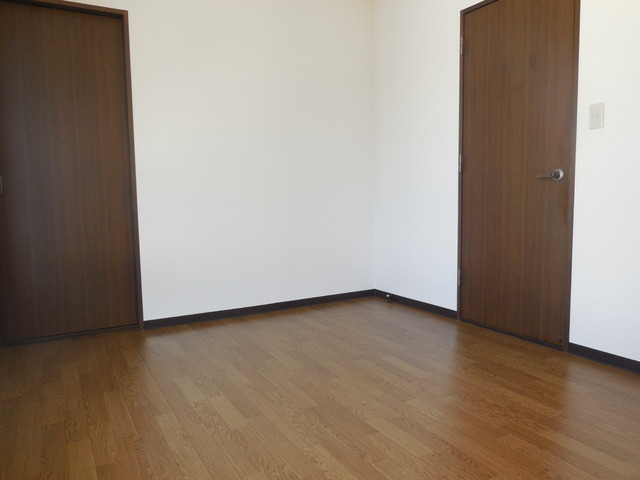 Other room space. It is Nimen lighting of the bedroom with a large bay window there.