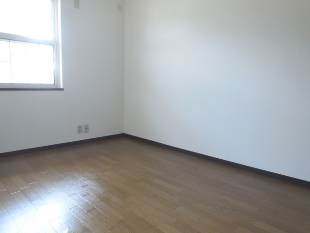 Living and room. Day is a good Western-style.