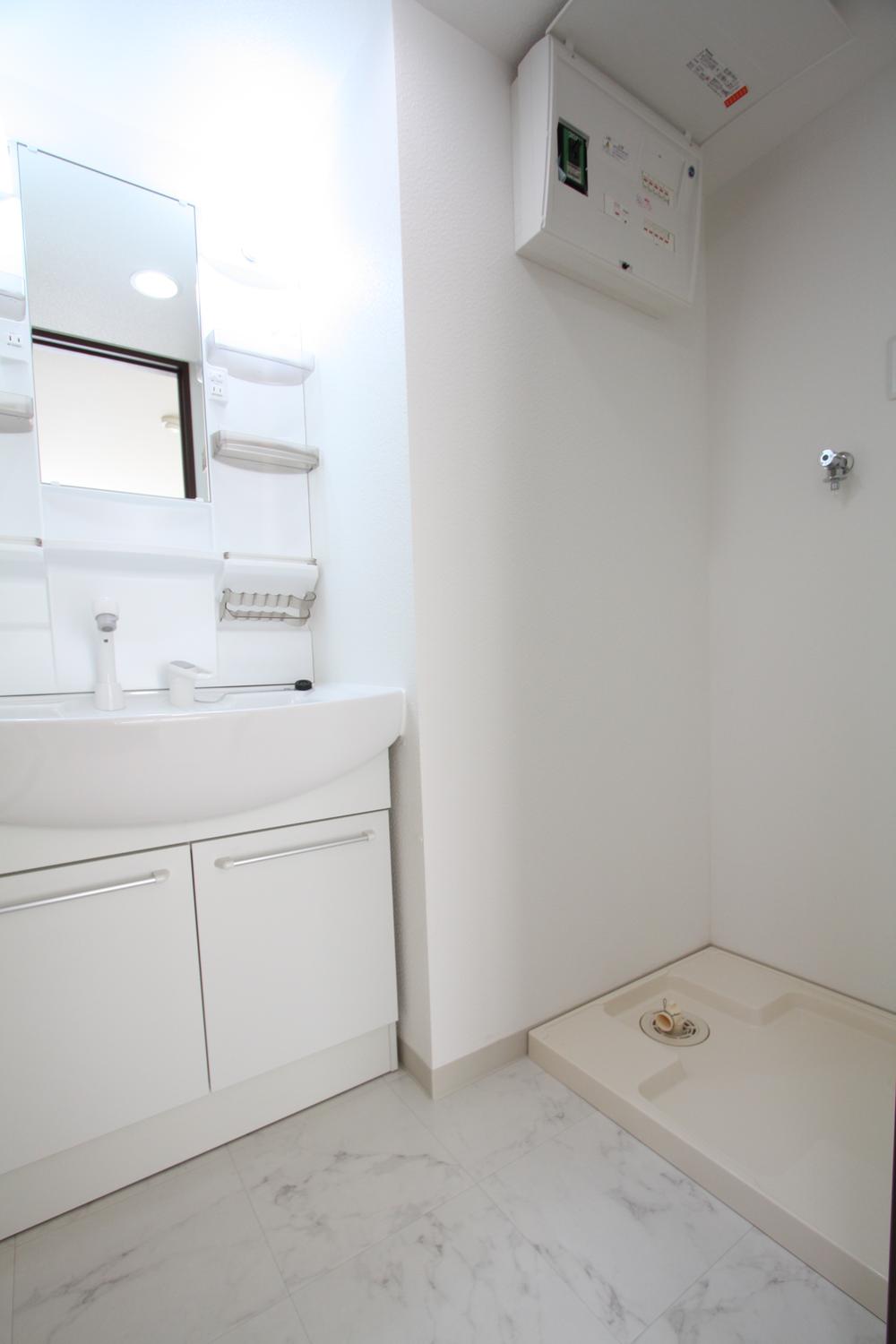 Wash basin, toilet. Indoor (11 May 2013) Shooting