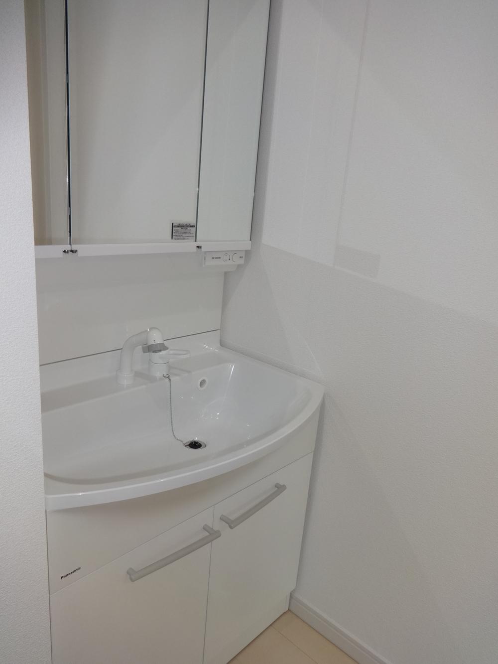 Wash basin, toilet. Indoor (12 May 2013) Shooting