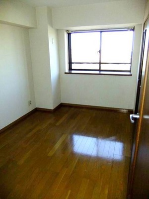 Living and room. Entrance side of the Western-style (flooring)