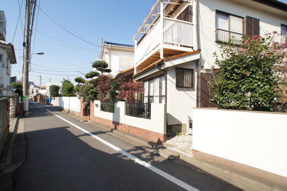 Local photos, including front road. Front road without car street, Small children is also safe. 