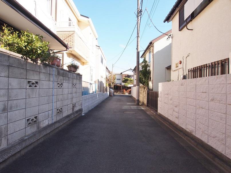 Local appearance photo. - It is open per double-sided passage ... behind the side of the building -