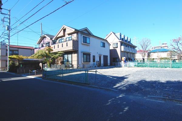 Local photos, including front road. Living environment favorable