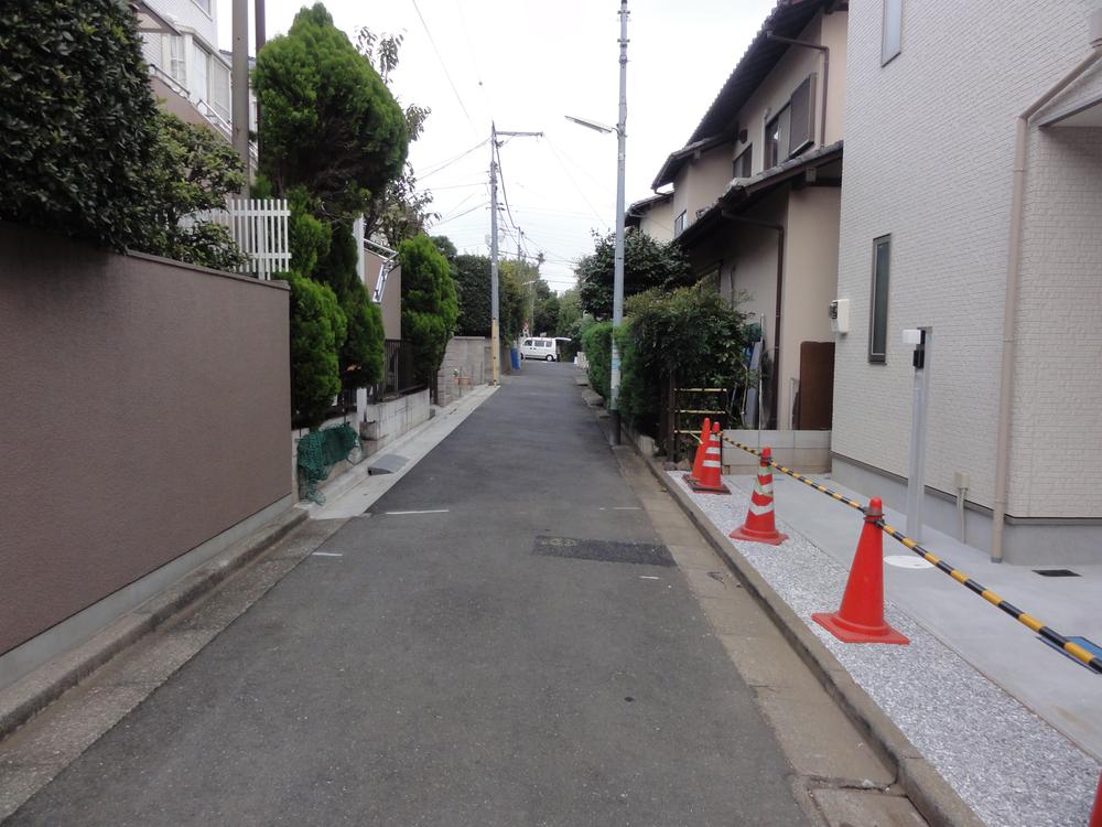 Local photos, including front road. It is the entire road traffic less safe