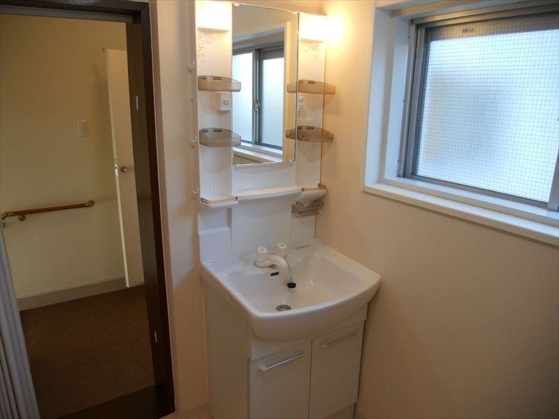 Washroom. Separate vanity (already new replacement)