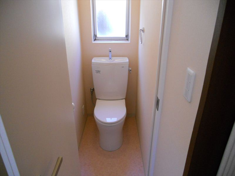 Toilet. 2F toilet (already new replacement)