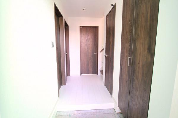 Entrance. B Building entrance (November 30, 2013) Shooting