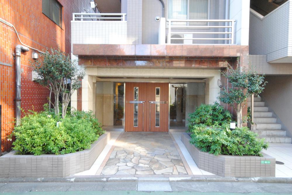 Entrance. Common areas