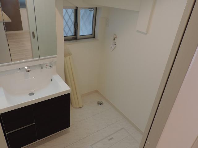 Wash basin, toilet. Indoor (11 May 2013) Shooting