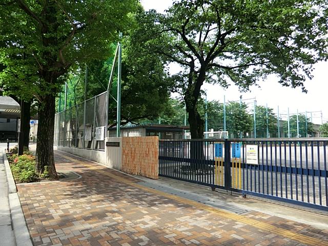 Primary school. 1340m to Oizumi third elementary school