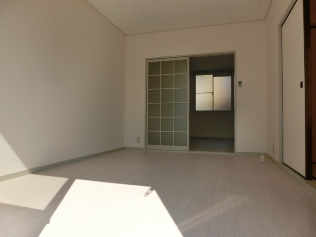 Living and room. South-facing bright Western-style