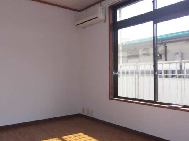 Living and room. It comes with air conditioning properly. 