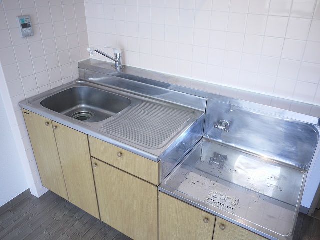 Kitchen. Cooking space plenty