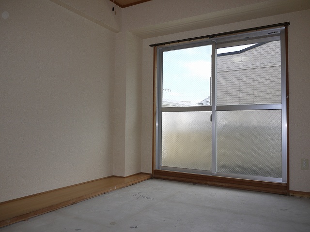 Living and room.  ※ Tatami re-covering before