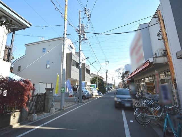 Local photos, including front road. Nerima Sekimachihigashi 1-chome, contact road situation 2013 / 12 / 6 shooting